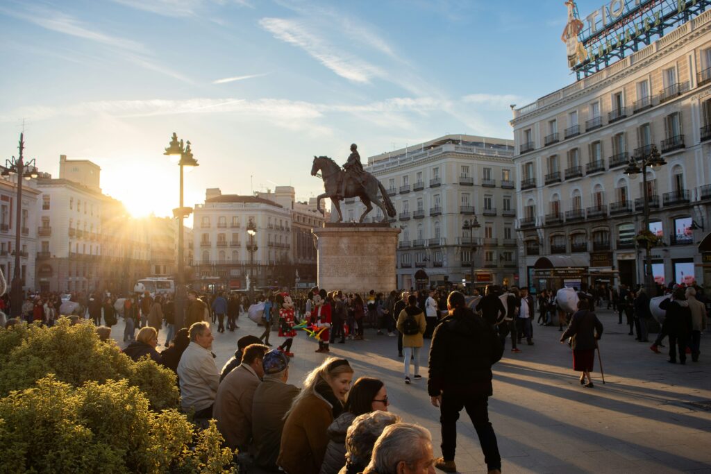 Puerta del Sol con el reloj y el Kilómetro Cero, inicio perfecto para un itinerario de 1 día en Madrid.