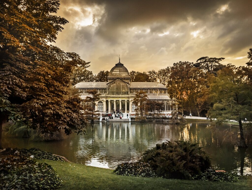 Palacio de Cristal del Retiro reflejado en el estanque, parada imprescindible en Madrid en 1 día.
