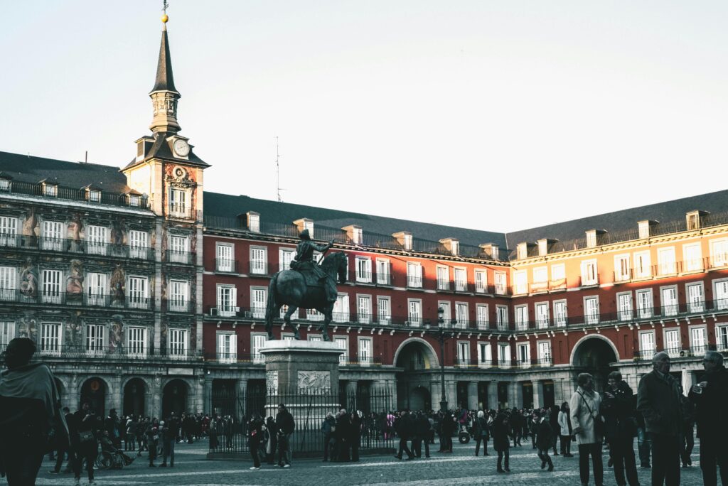 Plaza Mayor de Madrid con soportales y estatua de Felipe III, parada clave en un día.